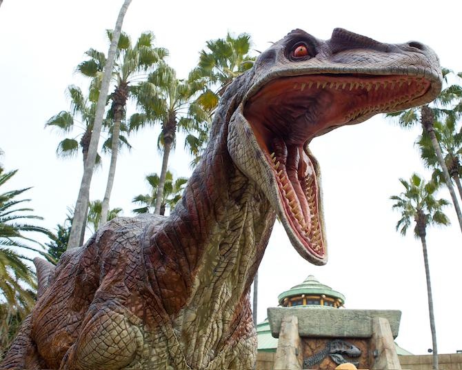 【USJ】映画「ジュラシック・ワールド」の世界へ！赤ちゃん恐竜と触れ合いラプトルに襲われる、驚愕の大冒険レポ