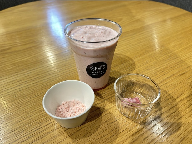 トッピングは桜の花びらに見立てたシェイブチョコレート!