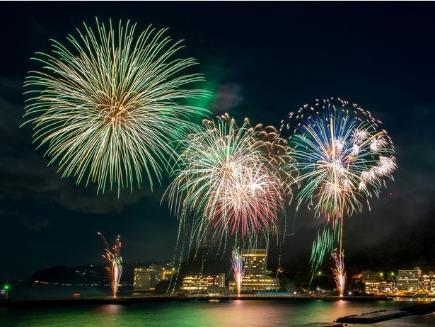 間断なく打ち上げられる3000発の花火が海上に映える/春季熱海海上花火大会
